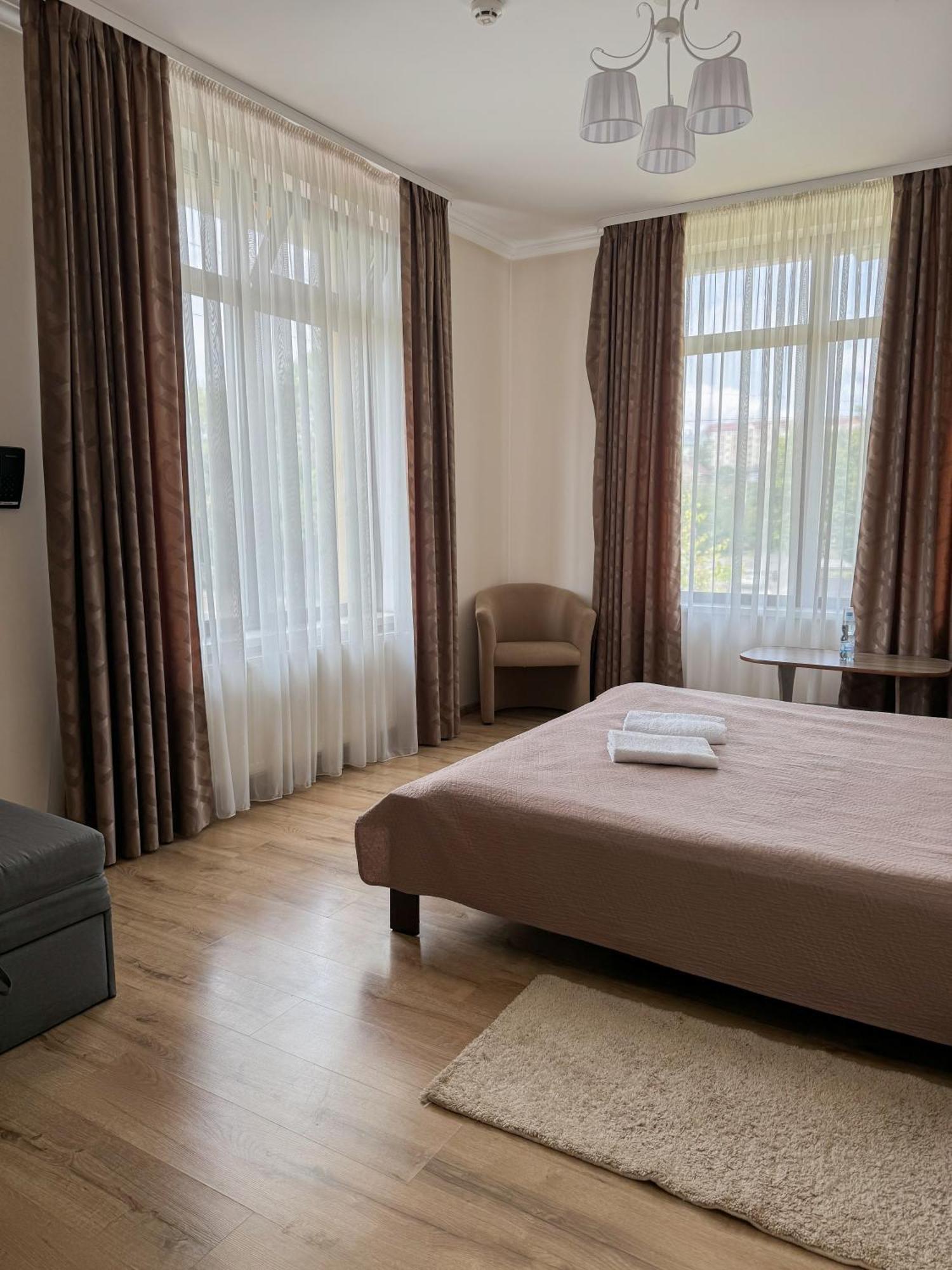 Орк "Блісс" Hotel Rivne Eksteriør billede